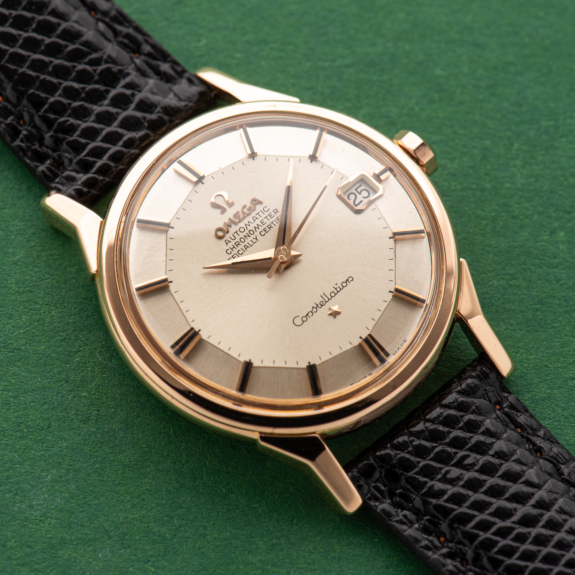 Vue de Omega Constellation Pie Pan 18K Gold Rosé Dog Leg Automatic 1964 Réf 168.005