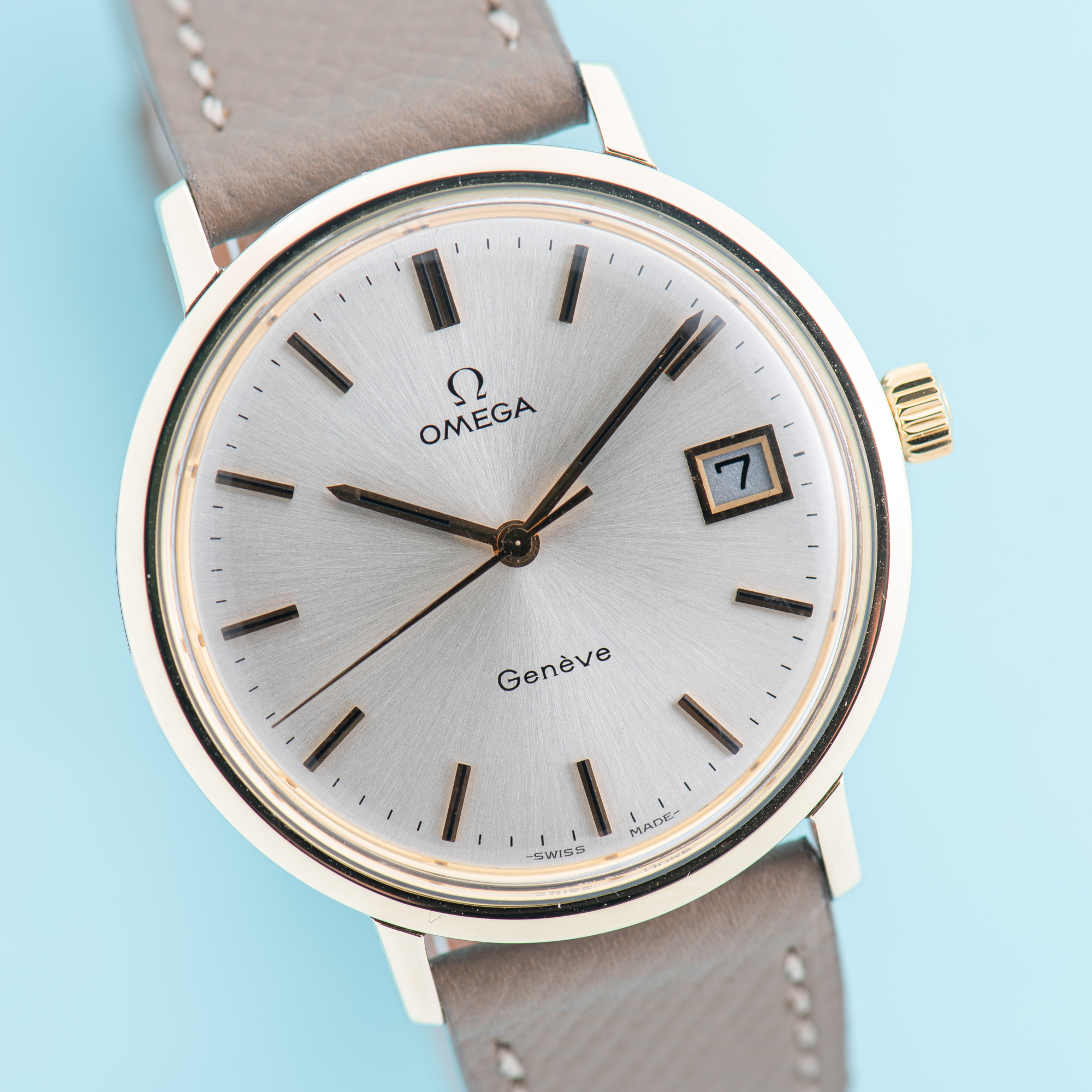 Vue de Omega Genève Date Gold Steel Rare Monoblock Réf 136.9020