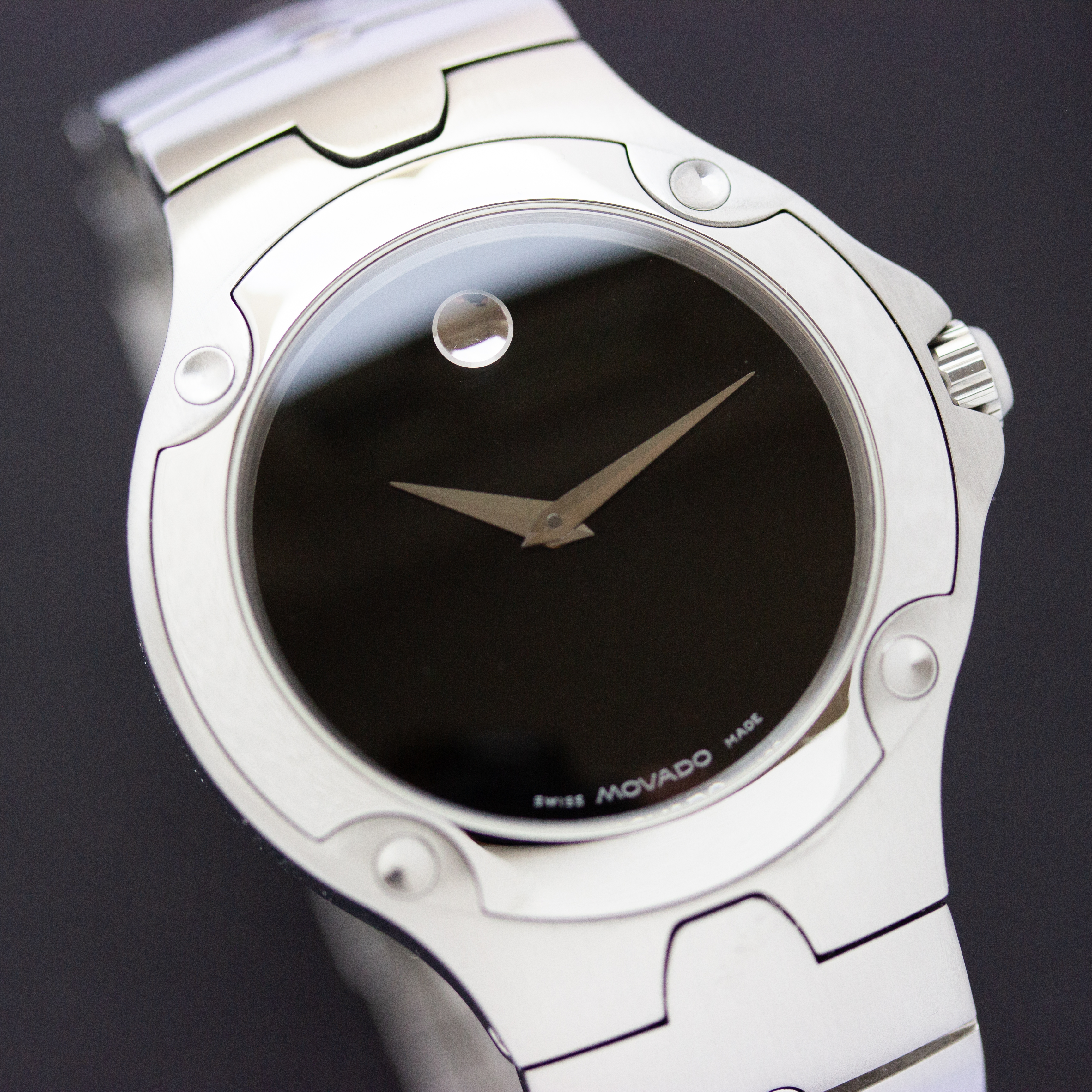 Zicht op Movado Sports Edition SE Black Mirror Museum dial