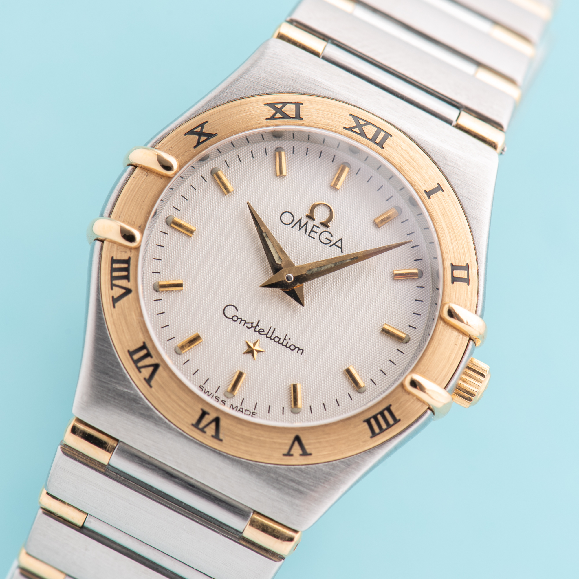 Vue de Omega Constellation Half Gold Bar 18K Lady Quartz Réf 795.1203