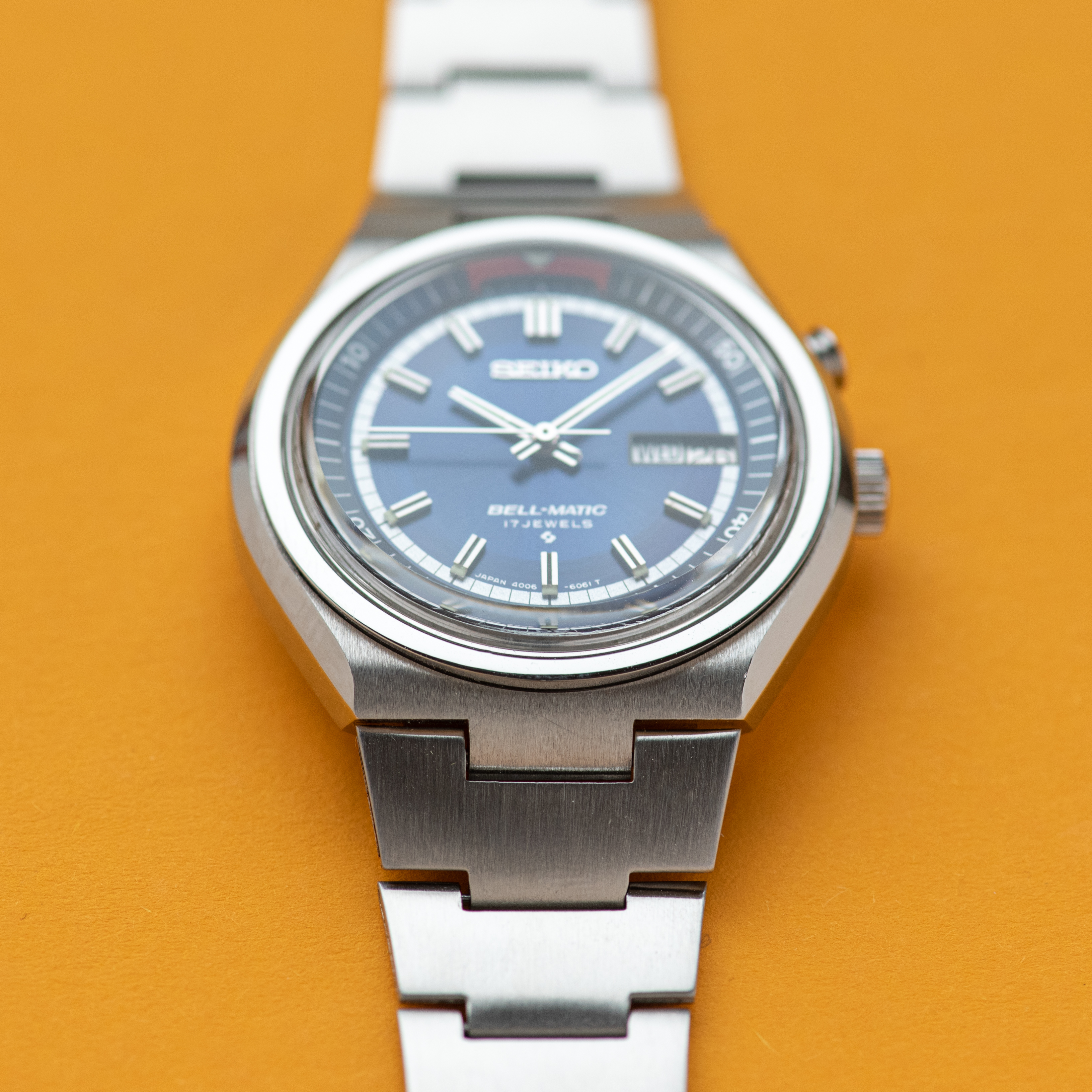 Vue de Seiko Bell-Matic Automatic 17 Jewels Day Date Alarm Réf 4006-6040