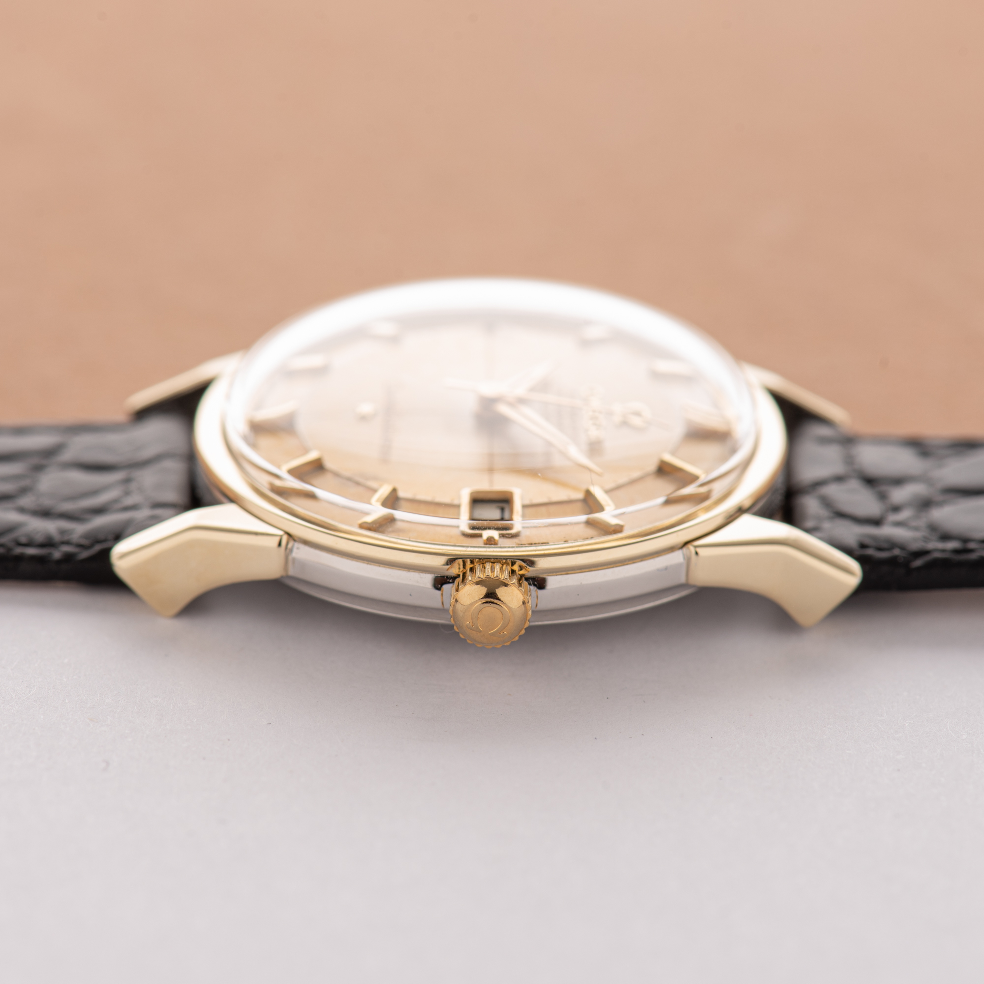 Zicht op Omega Constellation Calendar Pie Pan Patina Dog Leg Automatic 1966 Ref 168.005