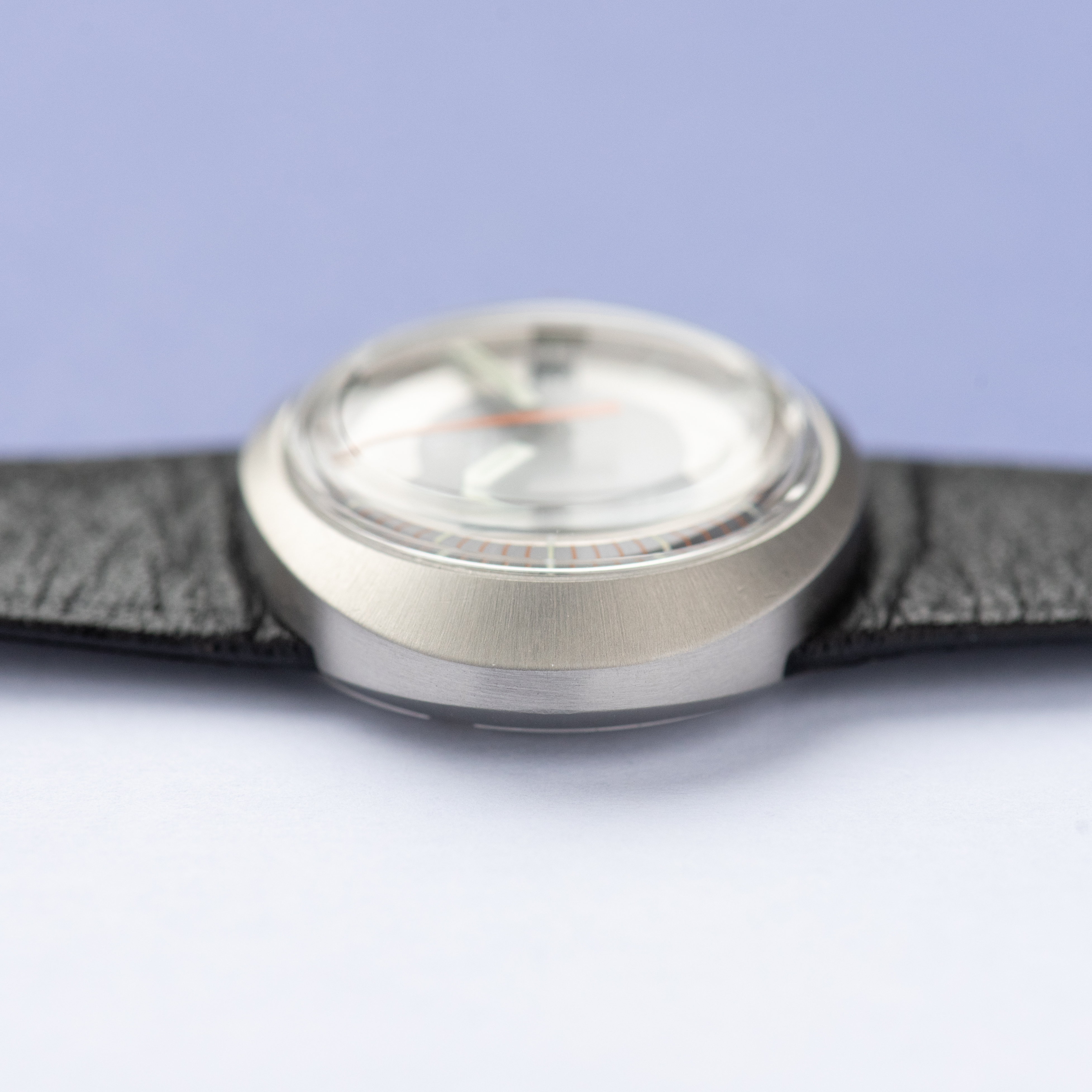 Zicht op Omega Genève Dynamic Date Blue Réf 566.015