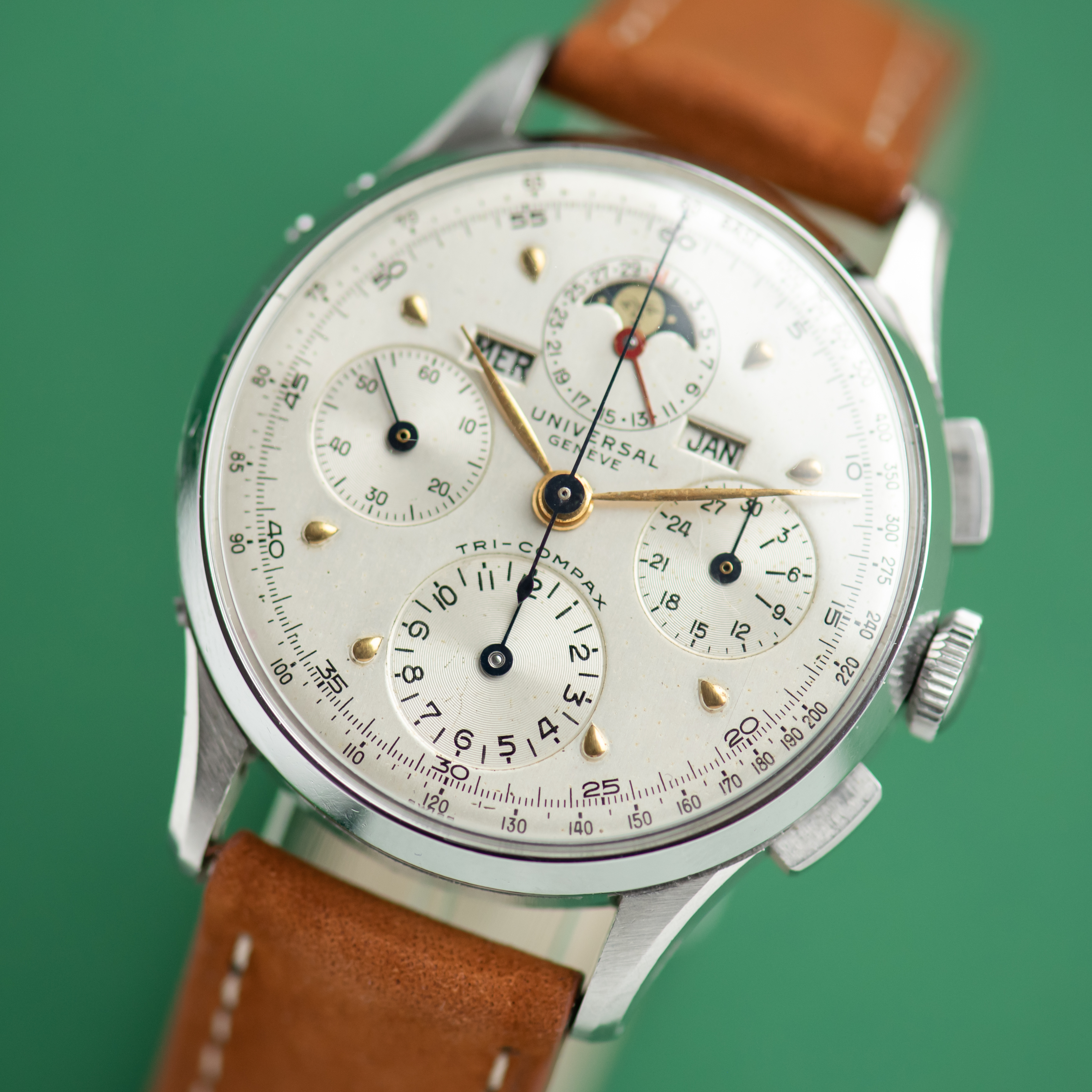 Vue de Universal Genève Tricompax Steel Chronograph Full Annual Calendar Moonphase 1946