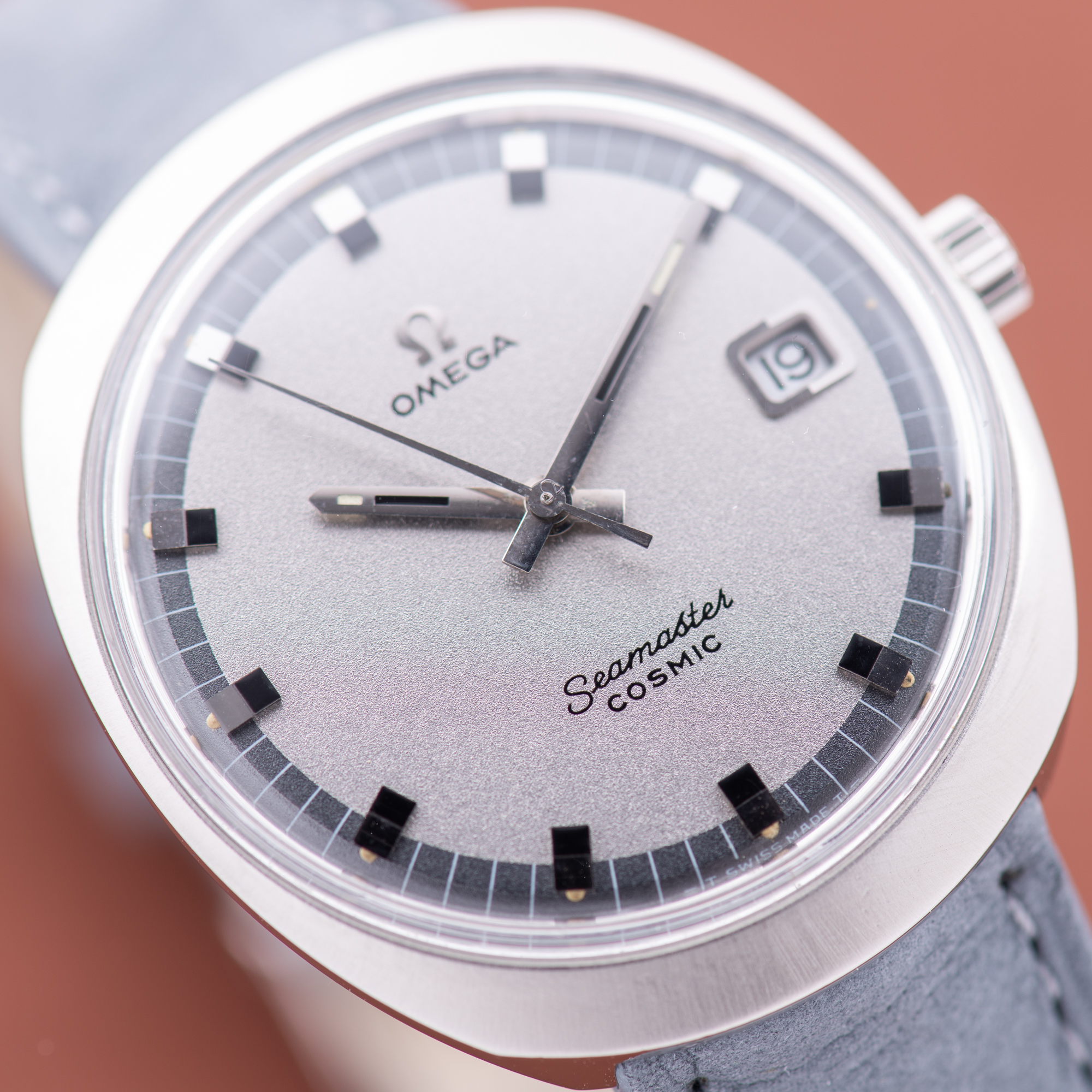 View of Omega Seamaster Cosmic Date Grey Dust Dial Réf 136.022