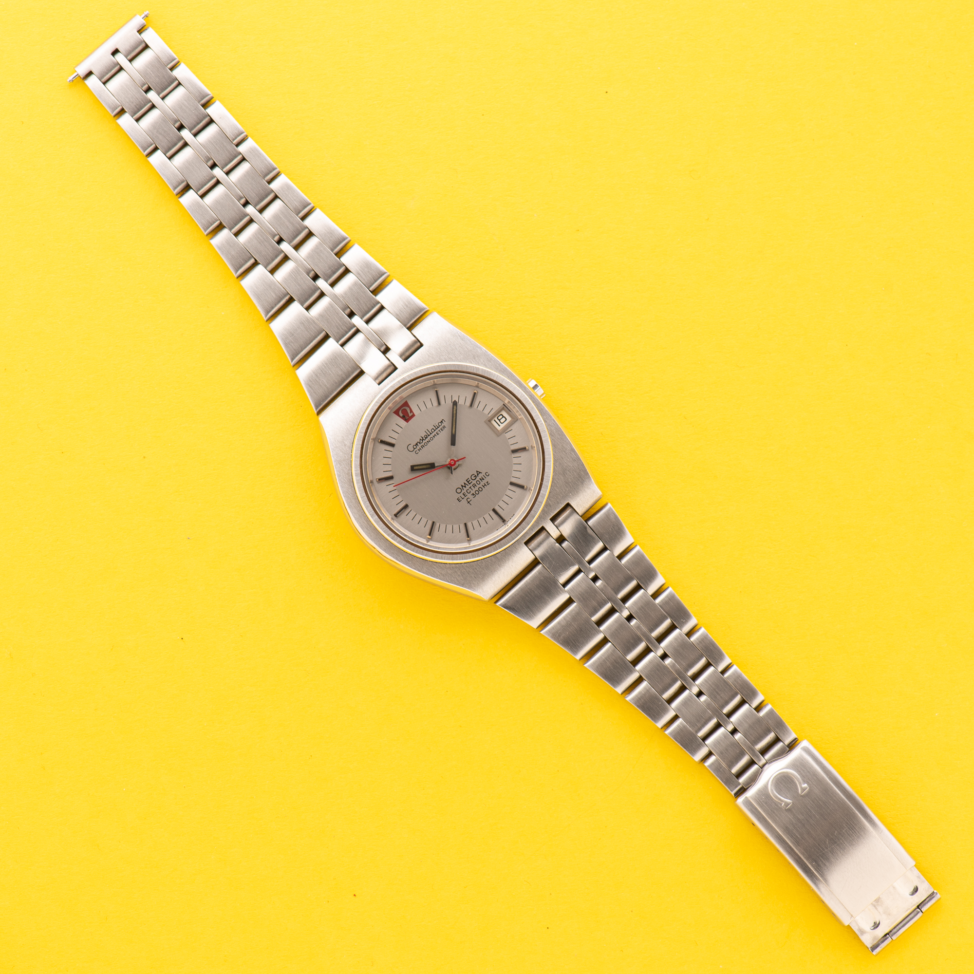 Zicht op Omega Constellation Electronic F300Hz D Shape from 1970 Ref 198.004