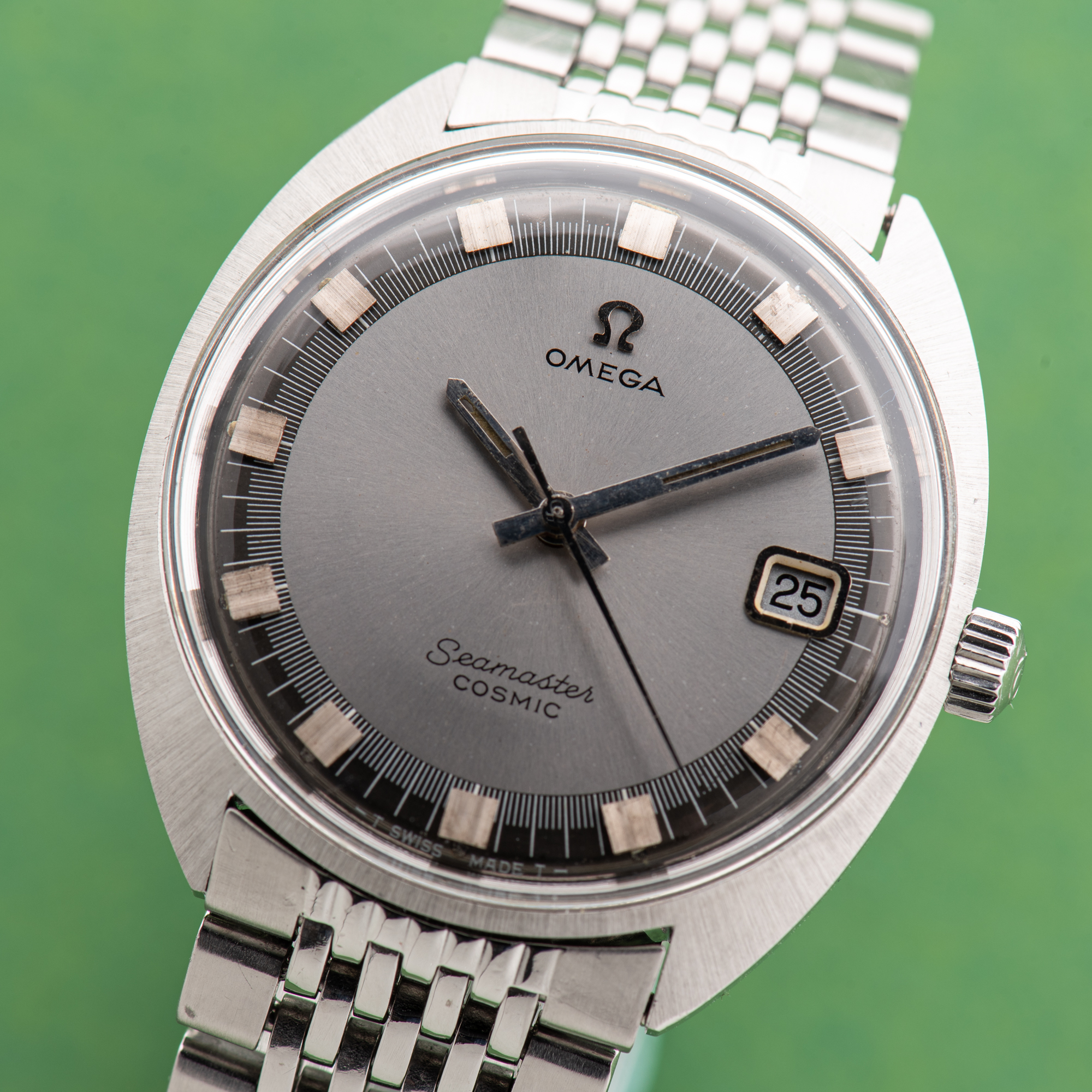 Vue de Omega Seamaster Cosmic Grey Date Beads of Rice Réf 136.017