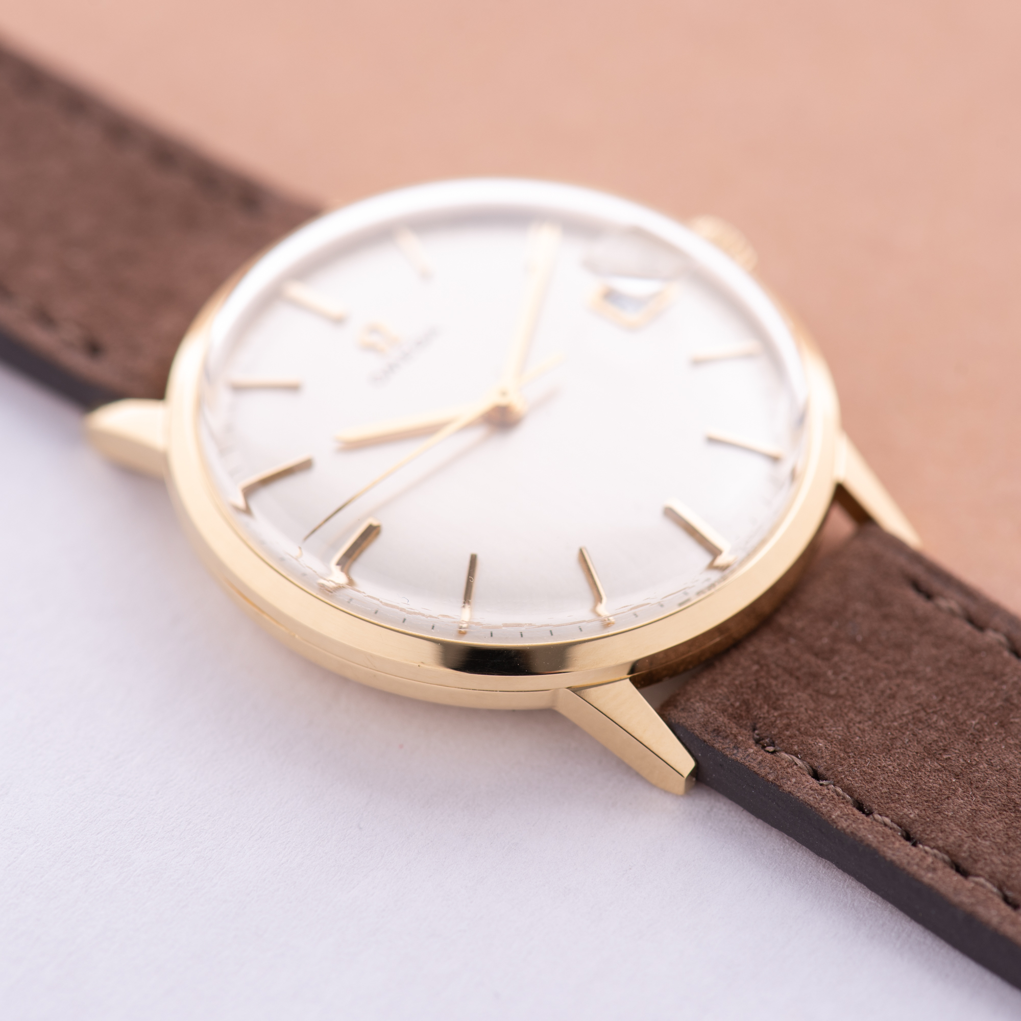 Vue de Omega Dress Watch Date 18K Yellow Gold from 1966 Réf 132.041