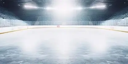 Ein leeres Eisfeld das mit starken lichter belichtet wird.