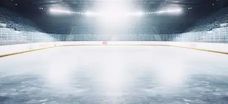 Ein leeres Eisfeld das mit starken lichter belichtet wird.
