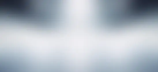 Ein leeres Eisfeld das mit starken lichter belichtet wird.