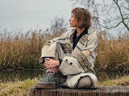 Agi Jensen pozuje w szarm płaszczu pudełkowym Pachamama swojego projektu