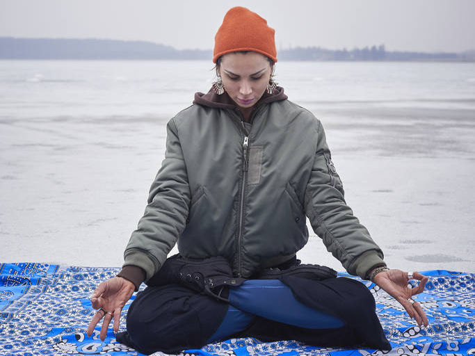 Agi trwa w pozycji kwiatu lotosu