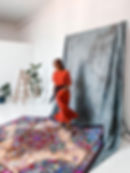 Agi pozuje w sukience ze swojej najnowszej kolekcji