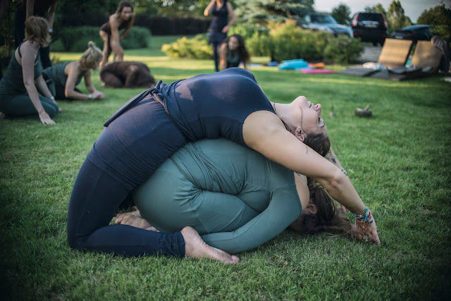 Uczestniczki Yoga Camp ćwiczą asany w parach