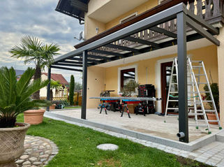 AMS Terrassenüberdachung & Wintergarten – maßgefertigte Terrassenüberdachung aus Aluminium mit VSG-Sicherheitsglas, freistehende Konstruktion, Wintergarten, Kalt-Wintergarten, Glas-Schiebeanlage, Unterdachmarkise und Senkrechtmarkisen in Bayern.
Freistehende Terrassenüberdachung von AMS Terrassenüberdachung & Wintergarten mit modernem Aluminiumprofil, VSG-Glasdach, LED-Beleuchtung und individueller Planung.
Moderner Kalt-Wintergarten mit Glas-Schiebeanlage, Unterdachmarkisen, LED-Beleuchtung und hochwertiger Aluminiumkonstruktion von AMS Terrassenüberdachung & Wintergarten.
Terrassenüberdachung über Eck mit individuellem Fächerdach, VSG-Sicherheitsglas und maßgefertigter Aluminiumkonstruktion von AMS Terrassenüberdachung & Wintergarten.
Terrassenüberdachung mit Aufdachmarkise, Unterdachmarkise und Senkrechtmarkisen – individuelle Maßanfertigung für Terrasse und Garten von AMS Terrassenüberdachung & Wintergarten.
Freistehender Wintergarten mit Glas-Schiebeanlage, Sichtschutz, Windschutz und hochwertiger Aluminiumkonstruktion – geplant und montiert von AMS Terrassenüberdachung & Wintergarten.
Aluminium-Terrassenüberdachung mit 350 kg/m² Traglast, VSG-Sicherheitsglas und moderner LED-Beleuchtung – Maßanfertigung von AMS Terrassenüberdachung & Wintergarten.
Terrassenüberdachung für Fertighaus, freistehende Konstruktion mit Sonderlösung, Glasdach und individueller Planung von AMS Terrassenüberdachung & Wintergarten.
Terrassenüberdachung mit Glas-Schiebeanlage, Unterdachbeschattung, Senkrechtmarkisen und Smart-Home-Lösung – hochwertige Maßanfertigung von AMS Terrassenüberdachung & Wintergarten.
Exklusive Terrassenüberdachung aus Aluminium mit Wintergarten, Glas-Schiebeanlagen, LED-Beleuchtung, Beschattungssystemen und individueller Planung – AMS Terrassenüberdachung & Wintergarten.