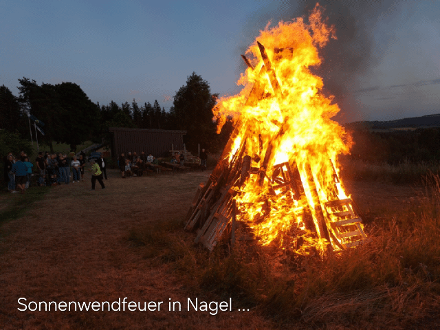 ... der riesige Haufen brennt super!