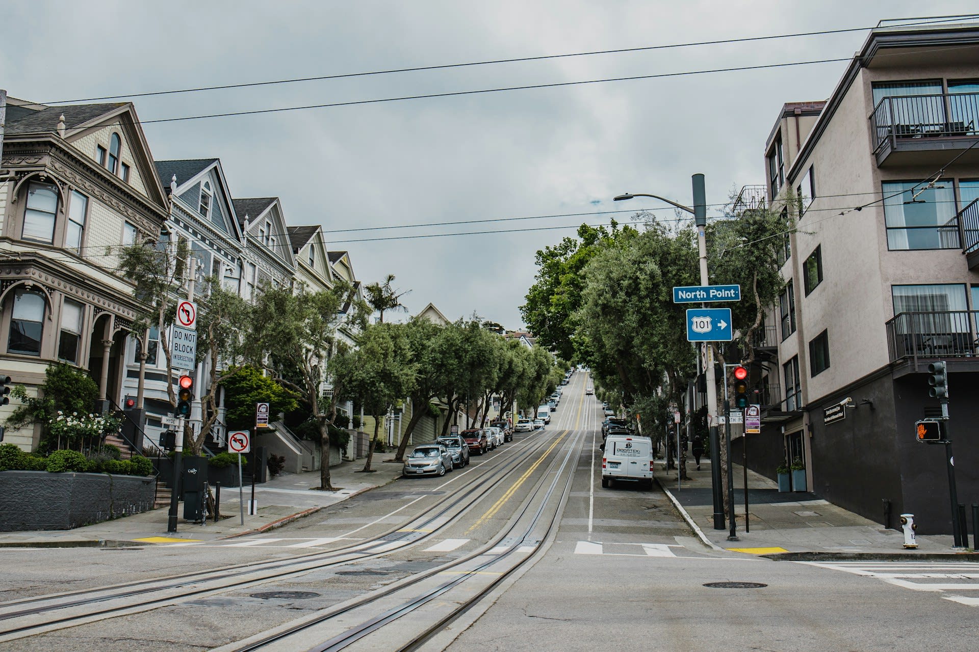 How to Choose an E-Bike That Handles Steep Hills and Traffic
