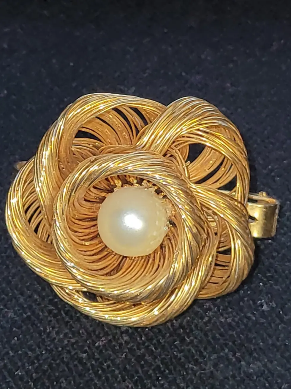 Thumbnail: Vtg Pearl Scarf Clip Gold Tone Flower