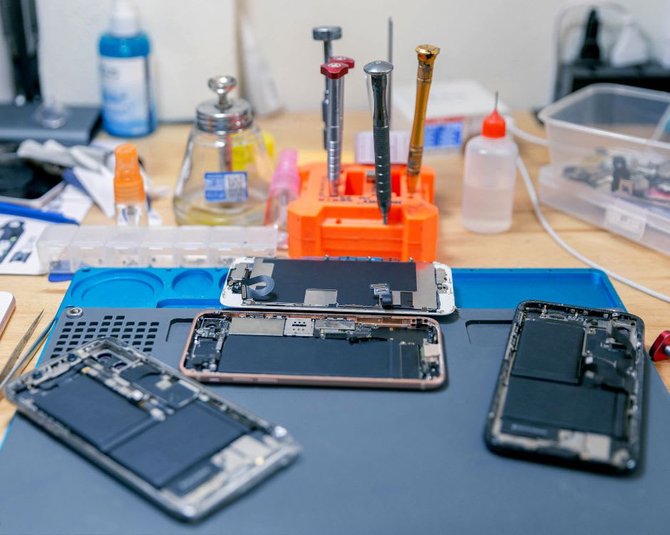 Expert or Risk-Taker? Comparing DIY and Pro Phone Repair