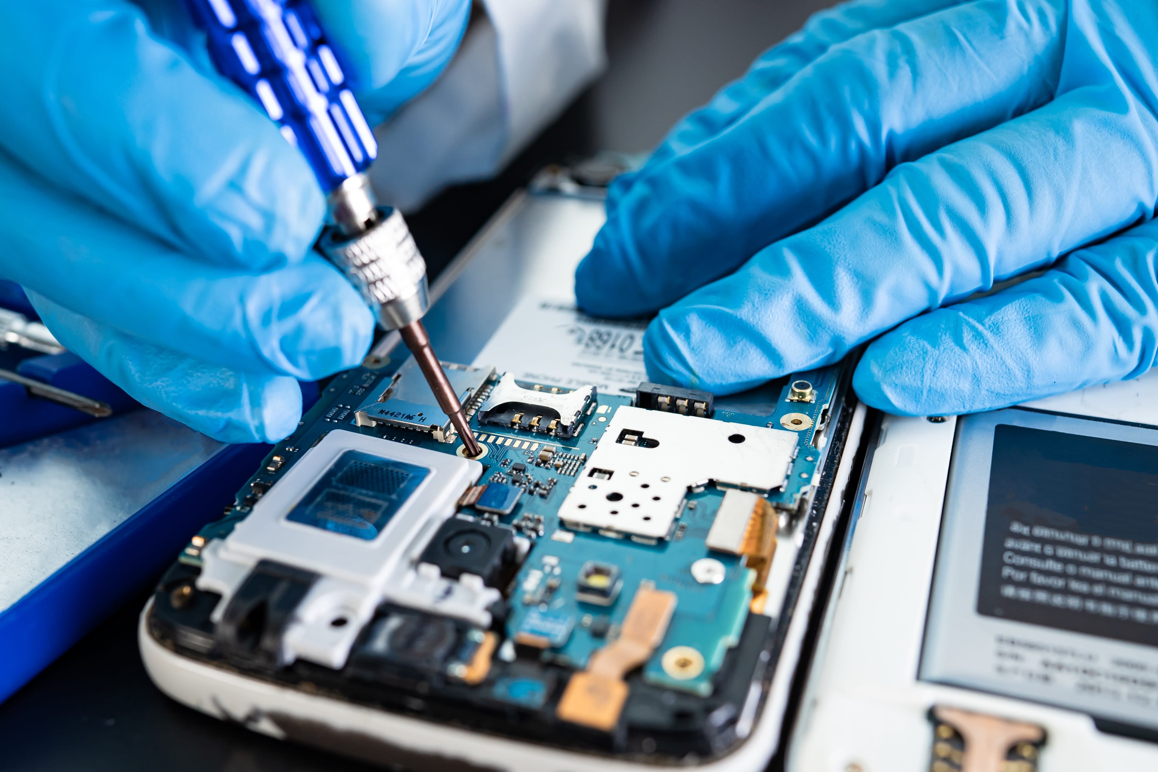 5 Key Differences: Professional vs DIY Phone Repair