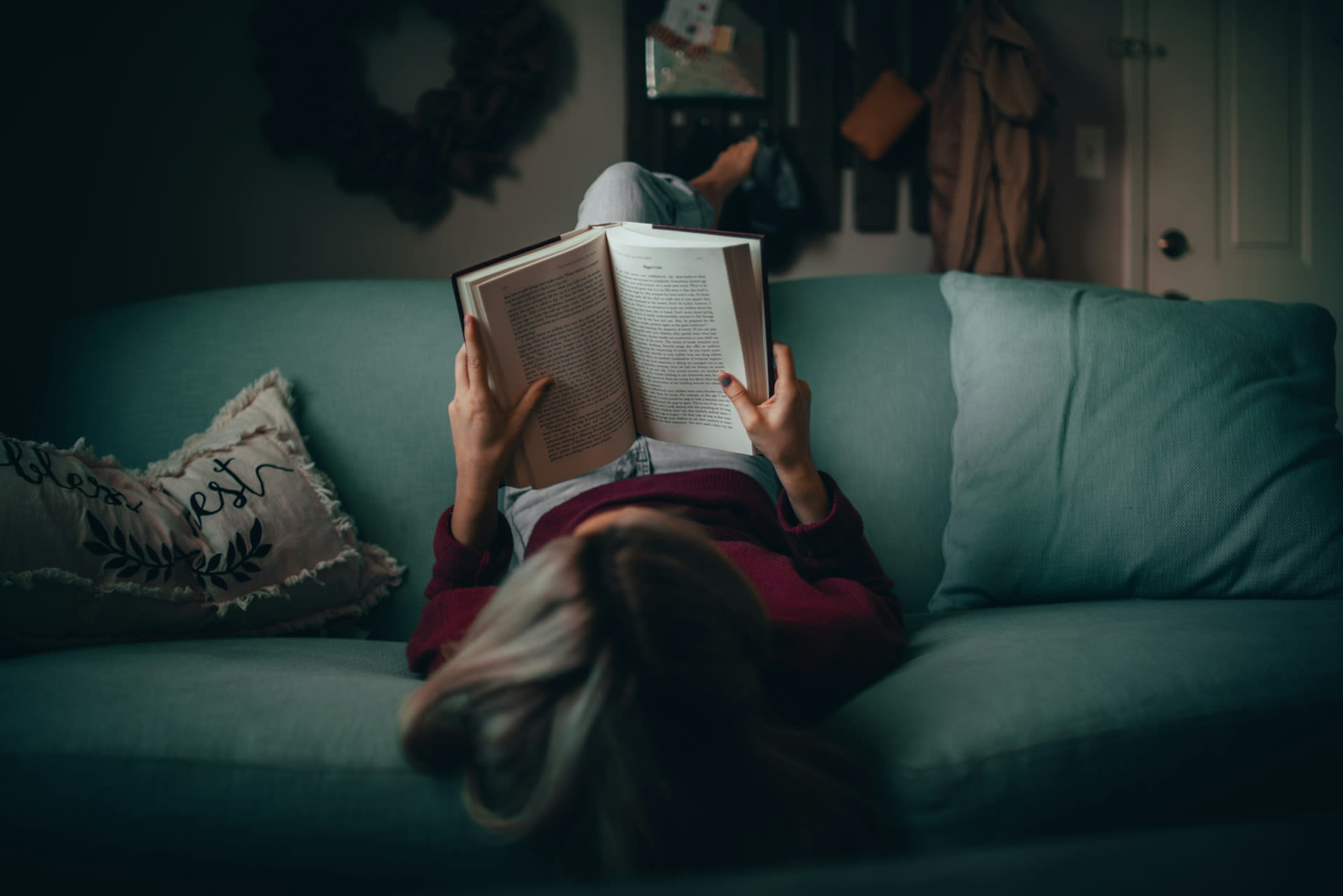 5 Life-Changing Benefits of Reading Inspirational Books