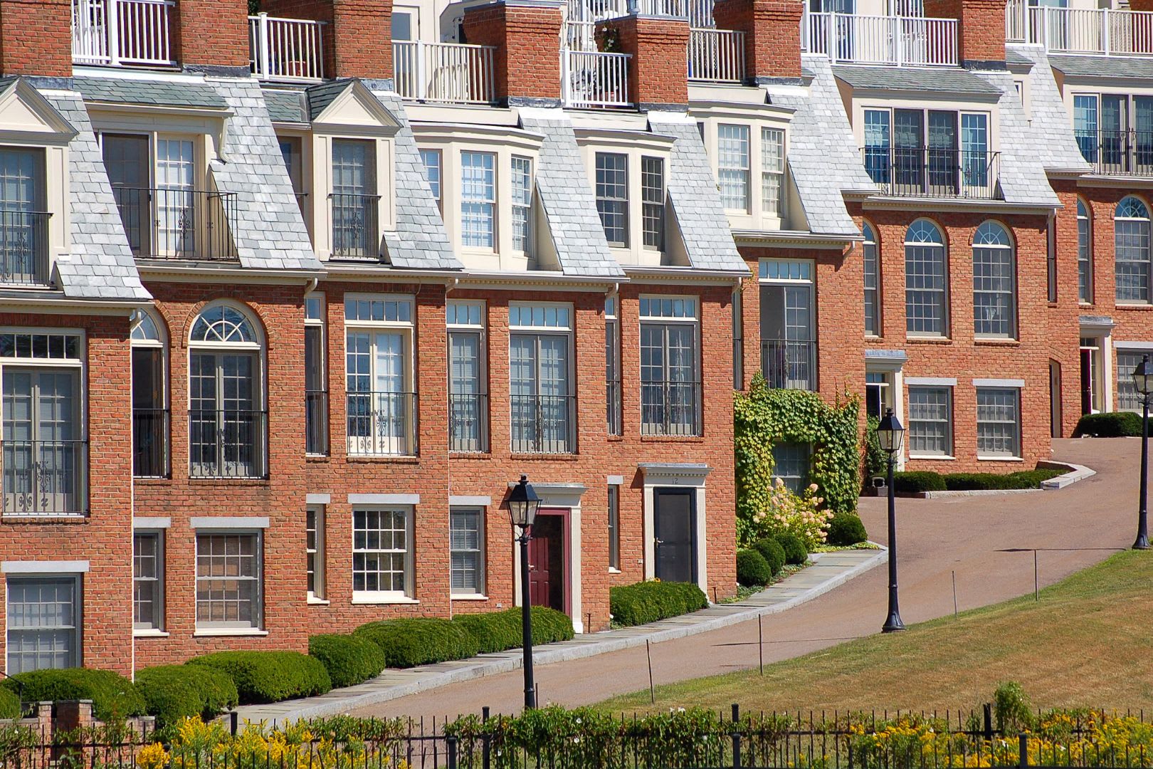 Townhouse and Condo Owners: Avoid Foreclosure Quickly