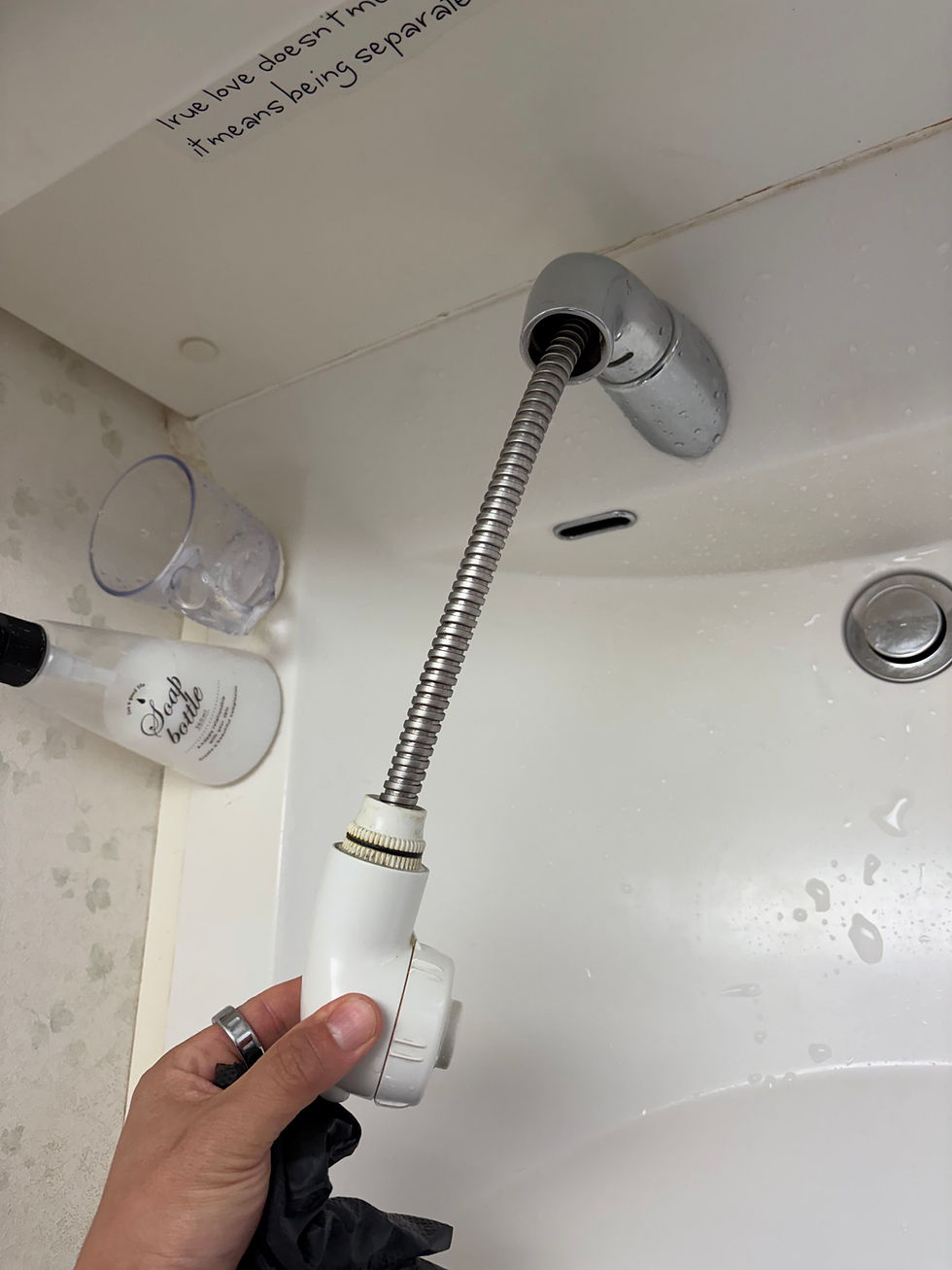 洗面台水漏れ　ホース交換