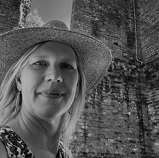 Karen headshot_edited.jpg