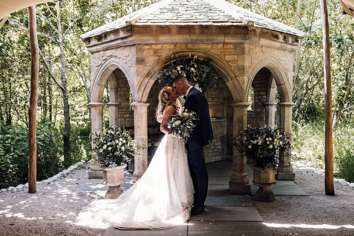 bride-and-groom-wedding-oudoor-ceremony-