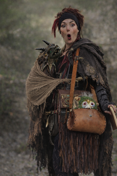 Philomène de Rochebrune avec une créature rare perchée sur l’épaule, en observation