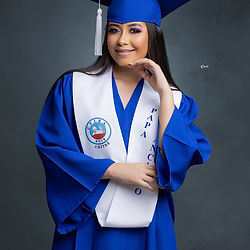 retrato de estudiante graduando en estudio