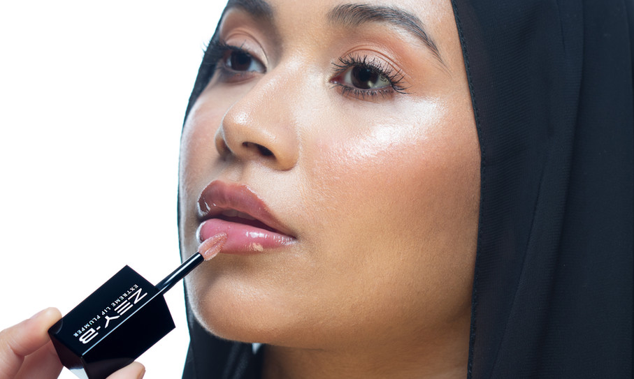 girl applying lip gloss