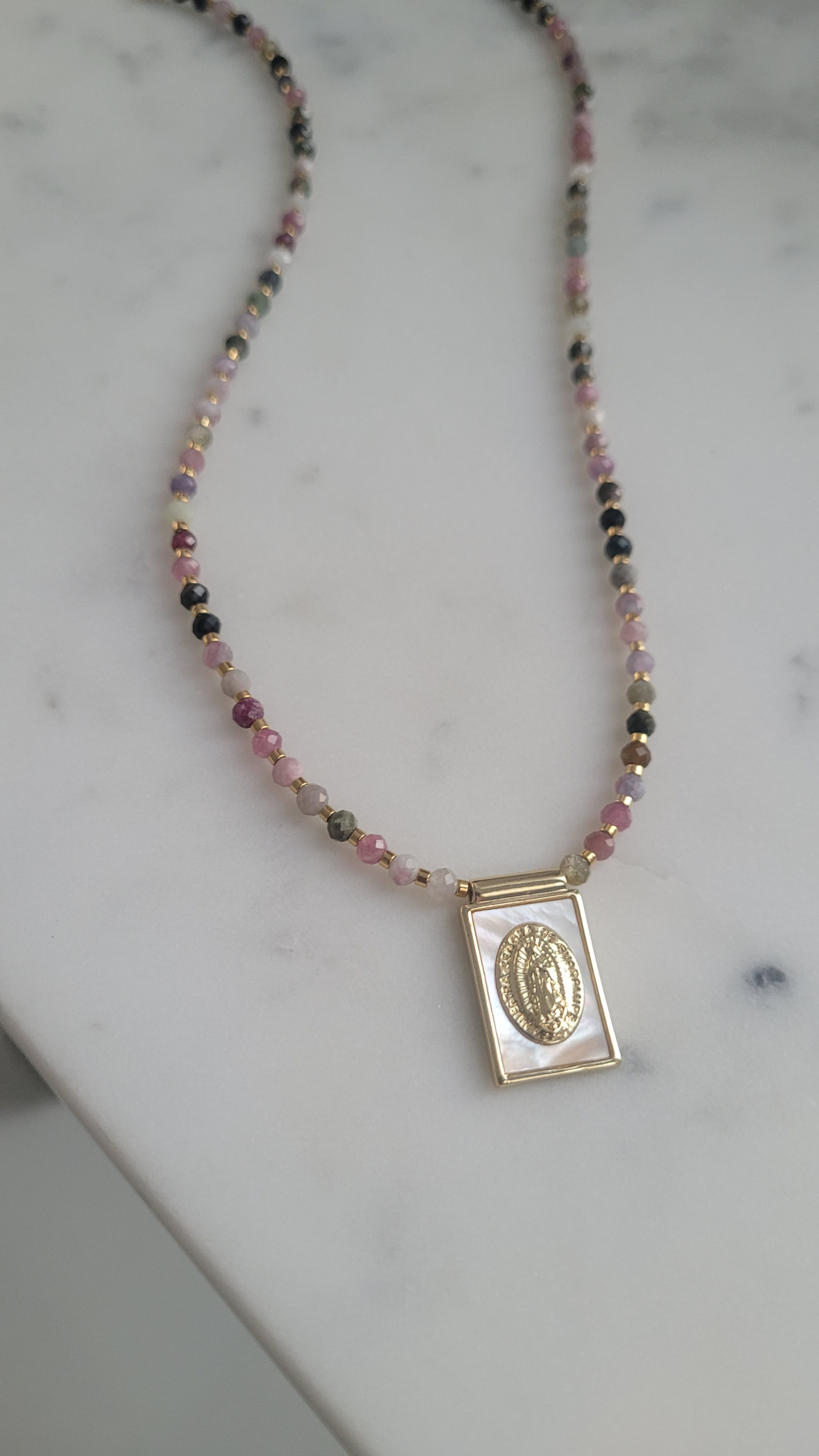 Collar turmalinas y virgen milagrosa