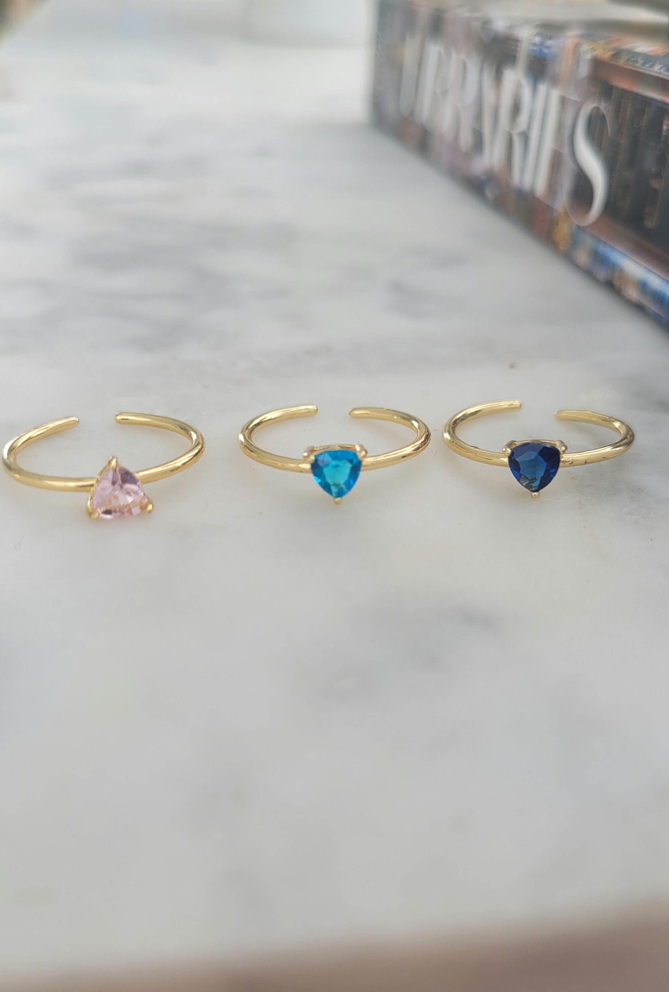 Anillo piedra triangular