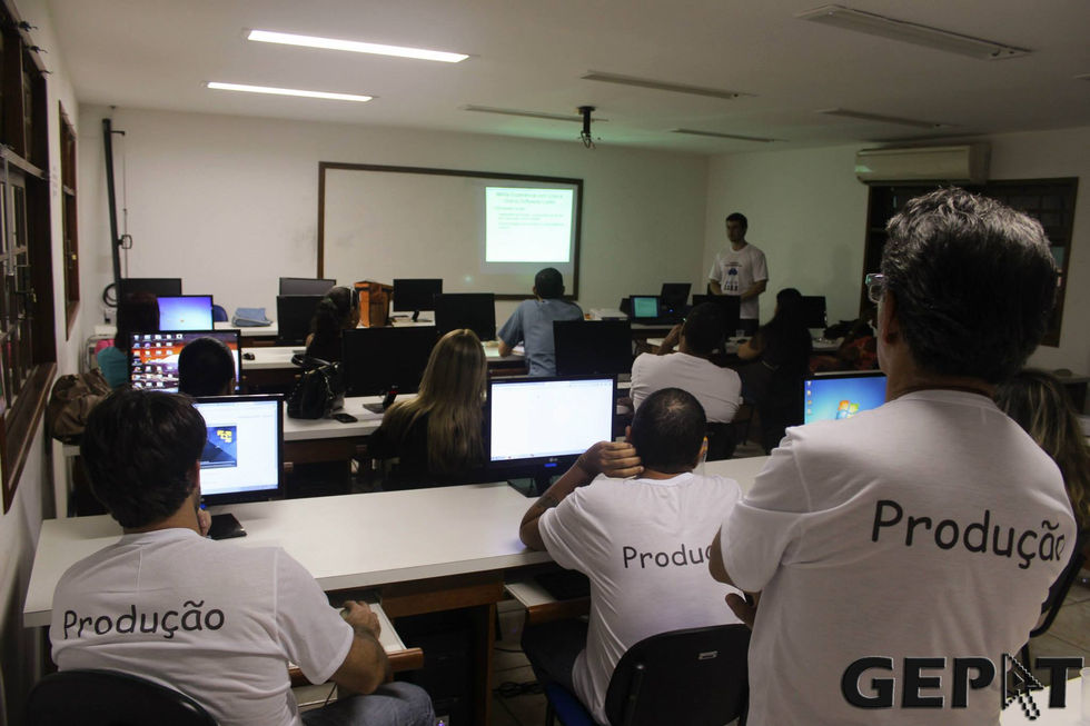 Foto dos participantes das oficinas do projeto: O Papel das mídias como transformadora do campo educacional