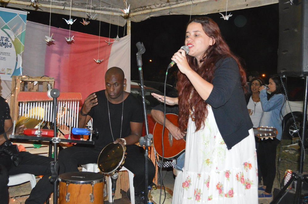 A cantora está animanda no palco da Mostra Centenário do Samba