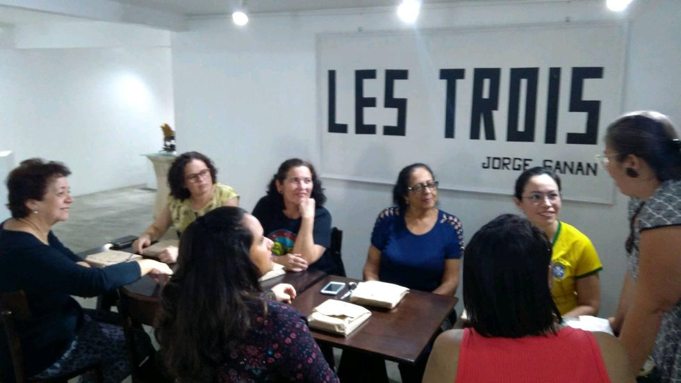 Alunos da oficina de bordado livre Macaé.