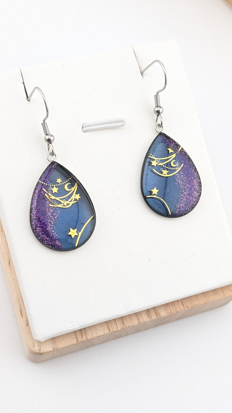 Miniature : Boucles d’oreilles gouttes bleu nuit en résine, étoiles et lune dorées 