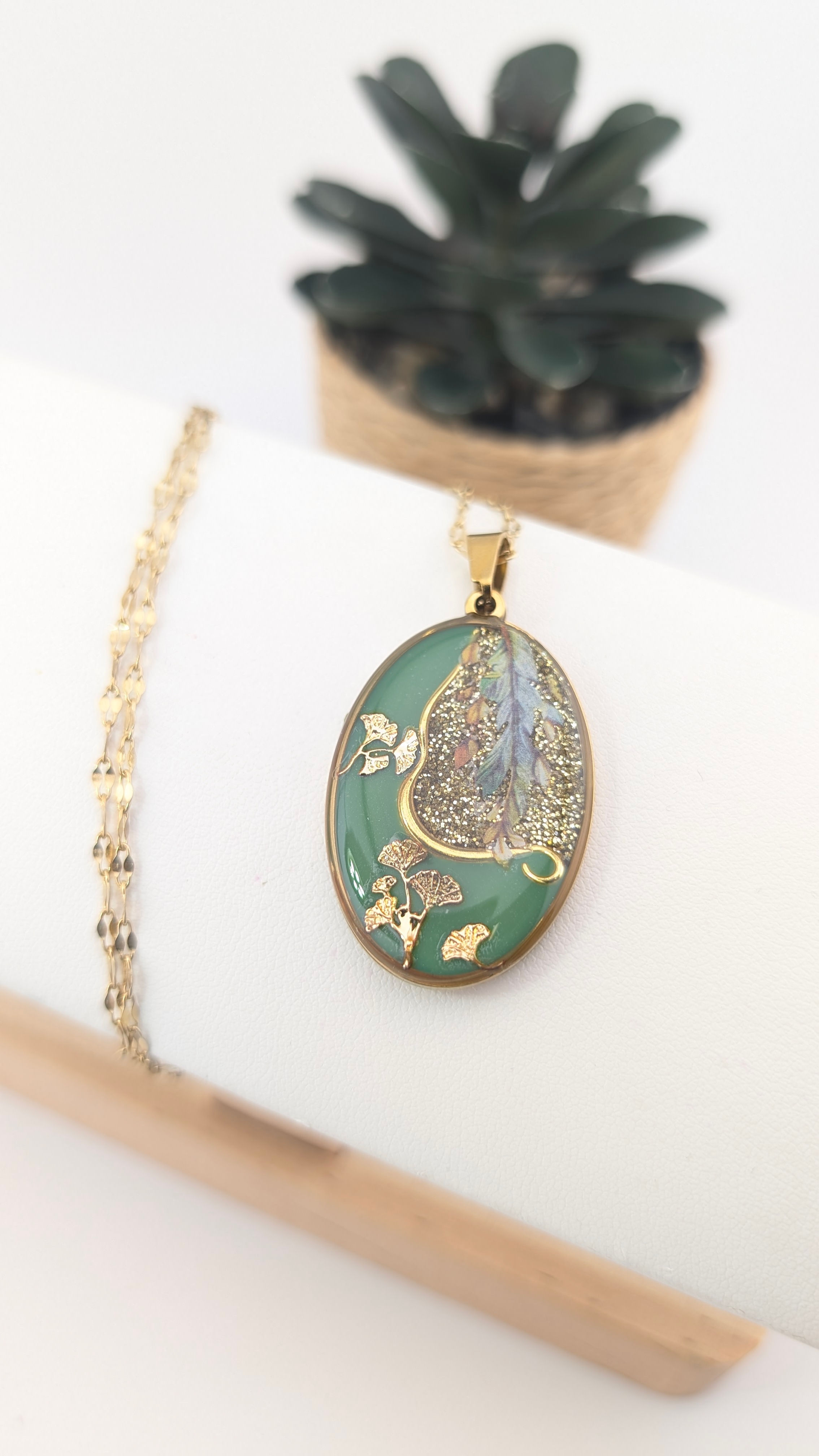 Pendentif vert et or en résine avec ginkgo et feuillages