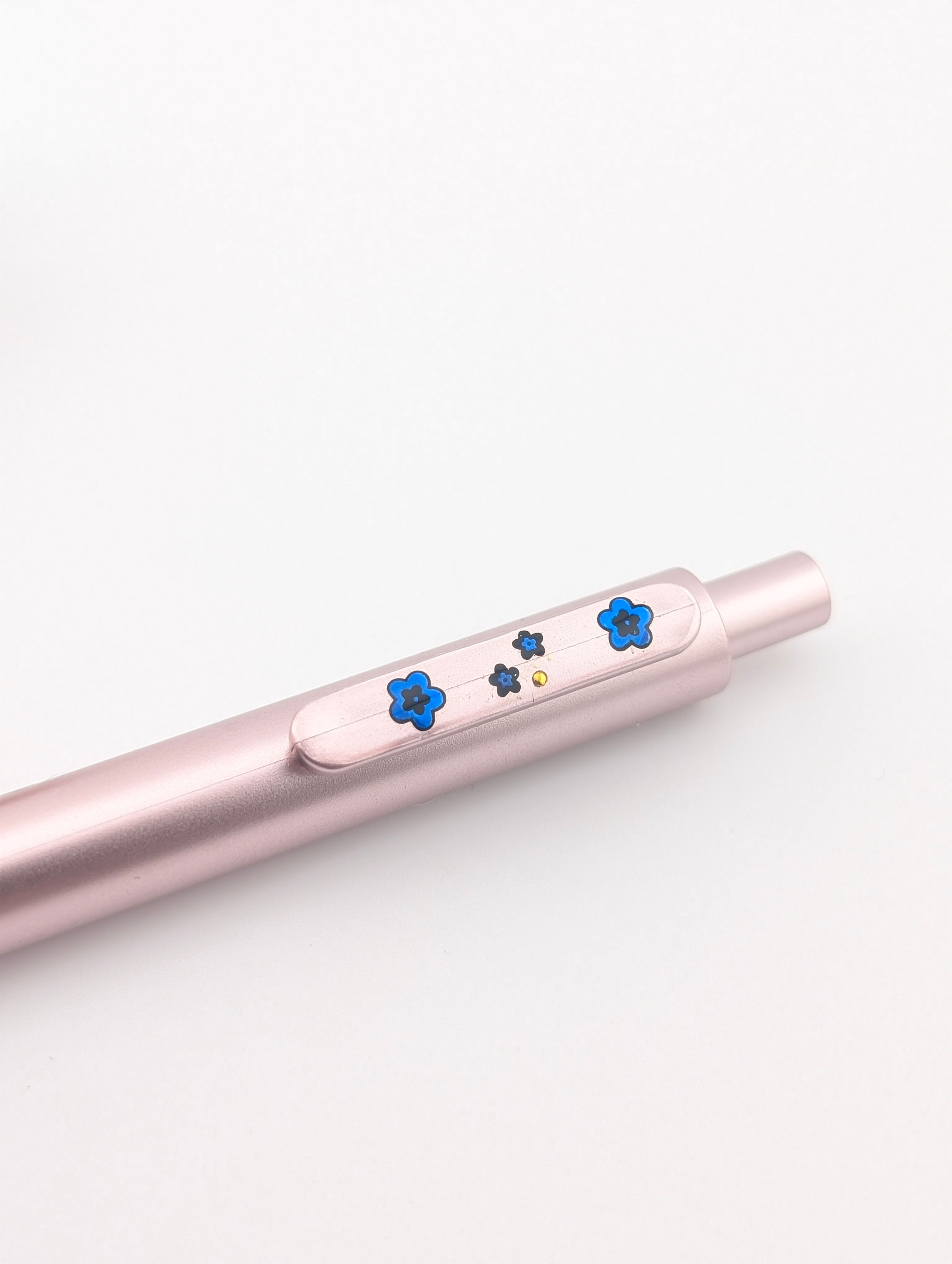 Stylo rosé fleurs bleues