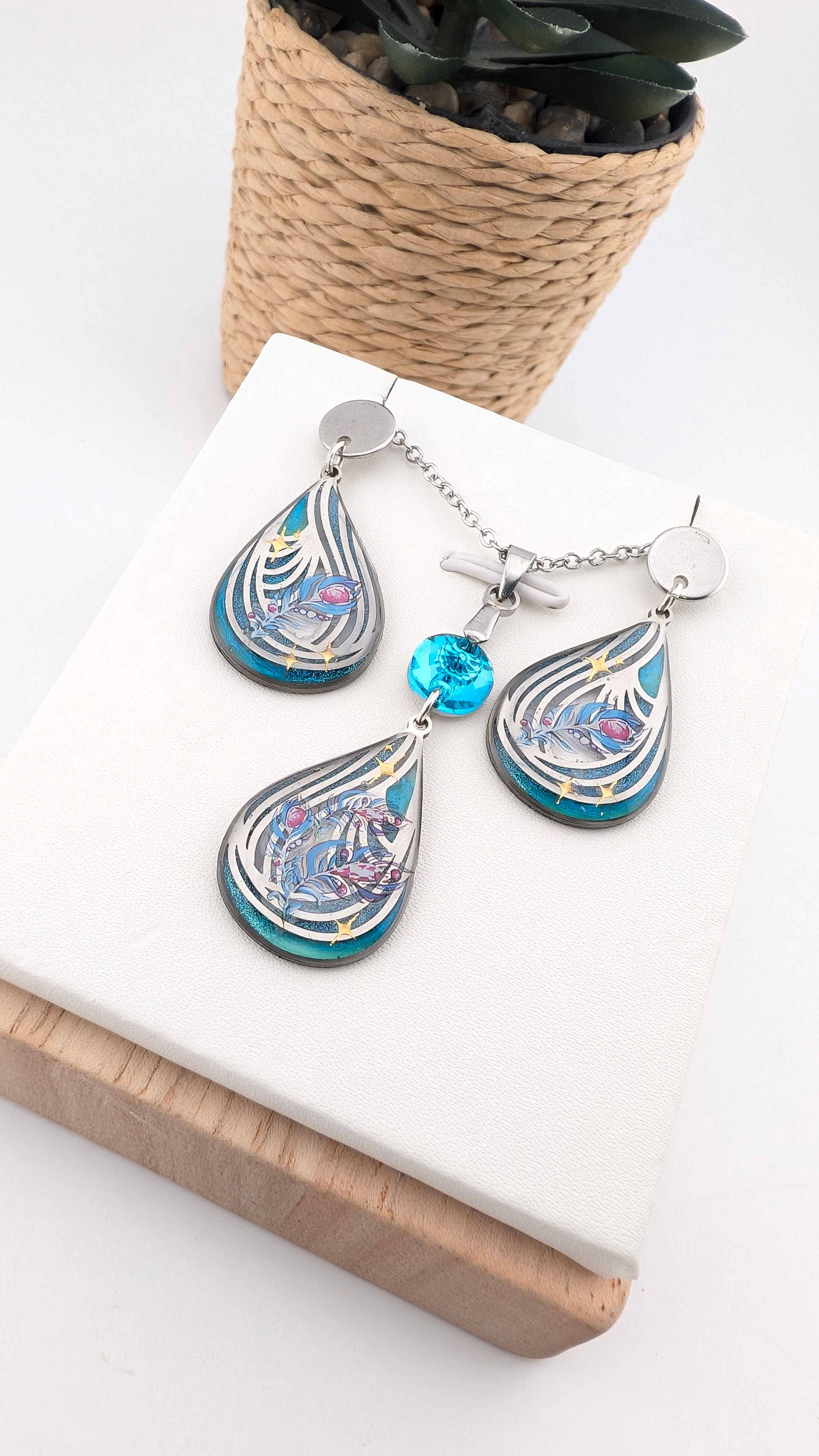 Parure collier et boucles d’oreilles turquoise et plumes