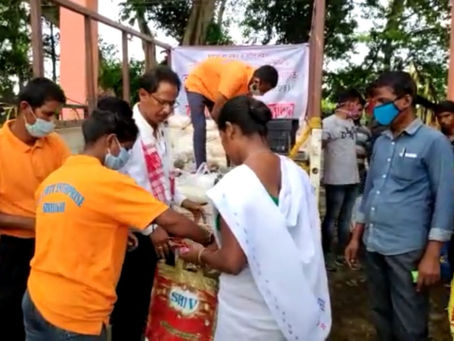 বানপীড়িতক খাদ্য-সামগ্ৰী বিতৰণ কৰিলে জিতু এণ্টাৰপ্ৰাইজে
