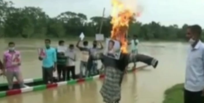 পানীৰ মাজত এখন প্ৰতিবাদী মঞ্চ