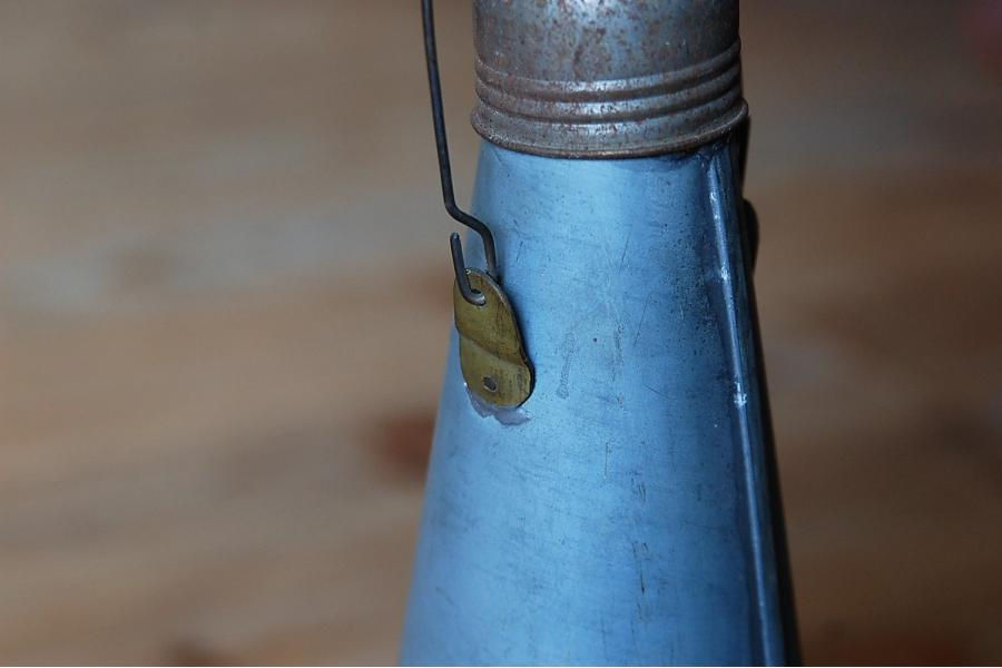 Thumbnail: ブリキの水筒