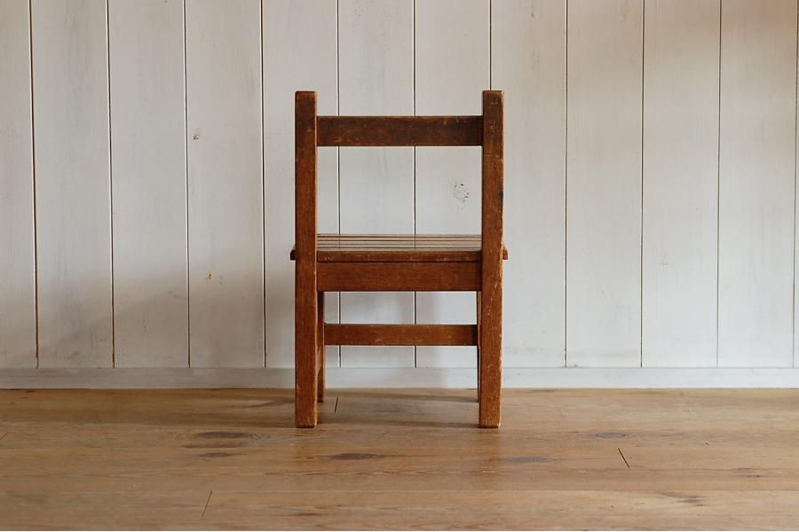 Thumbnail: 木製の子供椅子