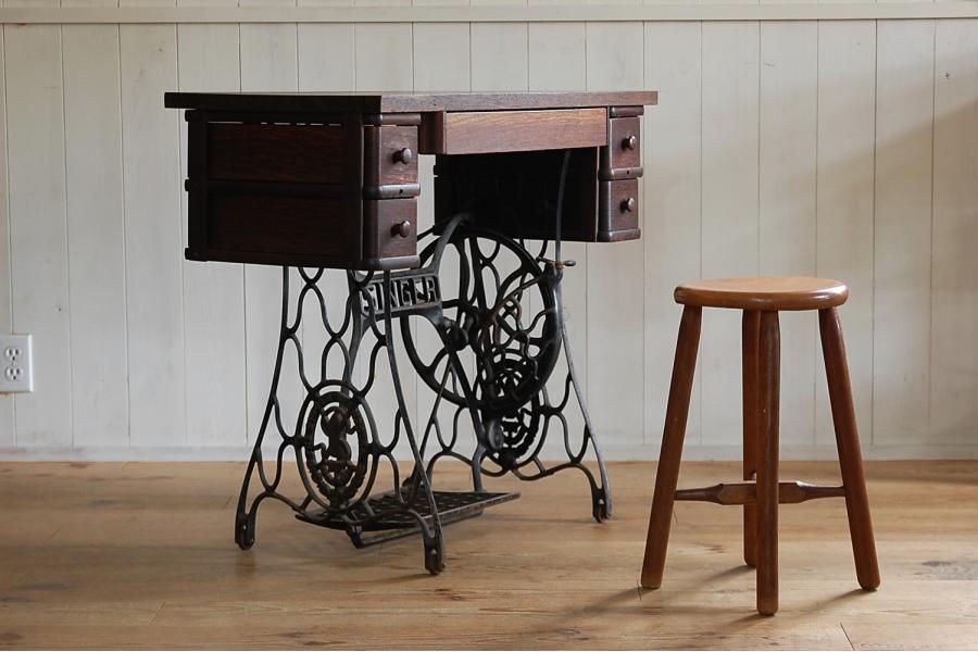 Thumbnail: アンティークミシン脚のテーブル