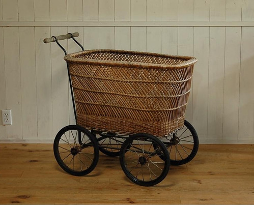 きれい!! 籐編み 乳母車 寸法(約)W52×D85×H85cm 小さめサイズ 荷物運びに! お散歩! 歩行補助に!  野良仕事に!! きれい!! 籐編み 乳母車 寸法(約)W52×D85×H85cm 小さめサイズ 荷物運び