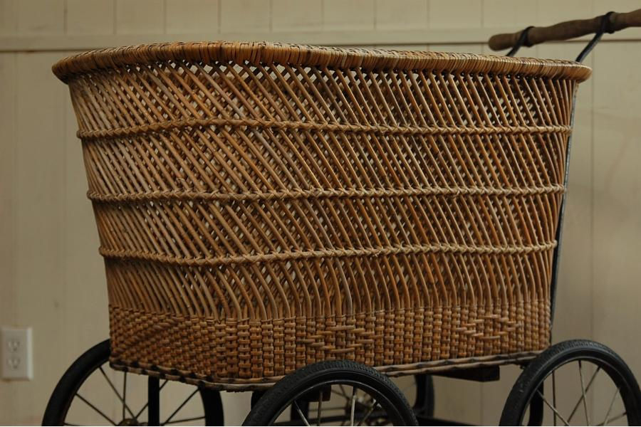 Thumbnail: 籐の乳母車