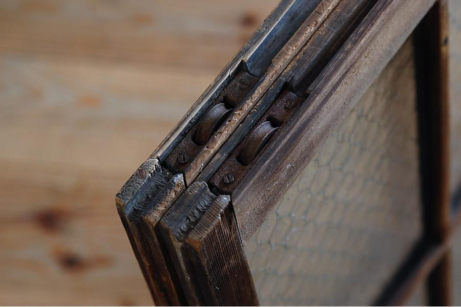 Thumbnail: 網入りガラスの建具（引き違い窓）